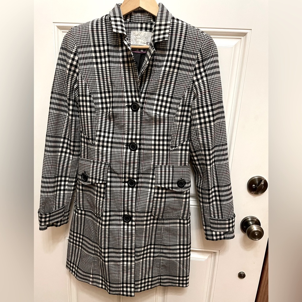 Dynamite Juniors Size 7 lined mini length jacket in black and white blocks.